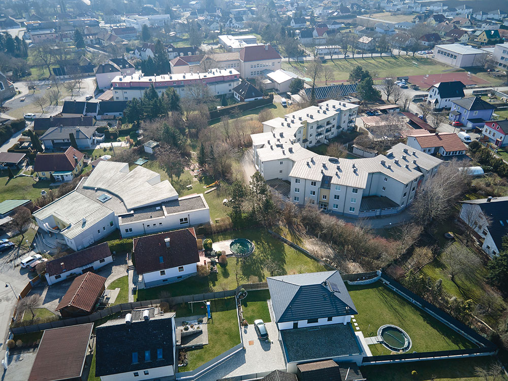 Repräsentatives Ortsbild von Pottenbrunn – Luftaufnahme